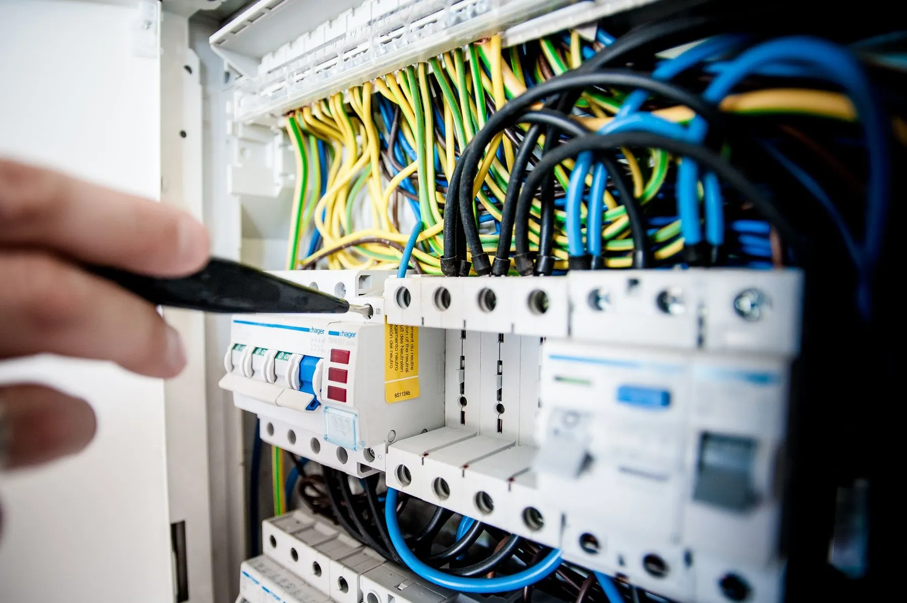 Elektriker arbeitet an elektrischen Leitungen