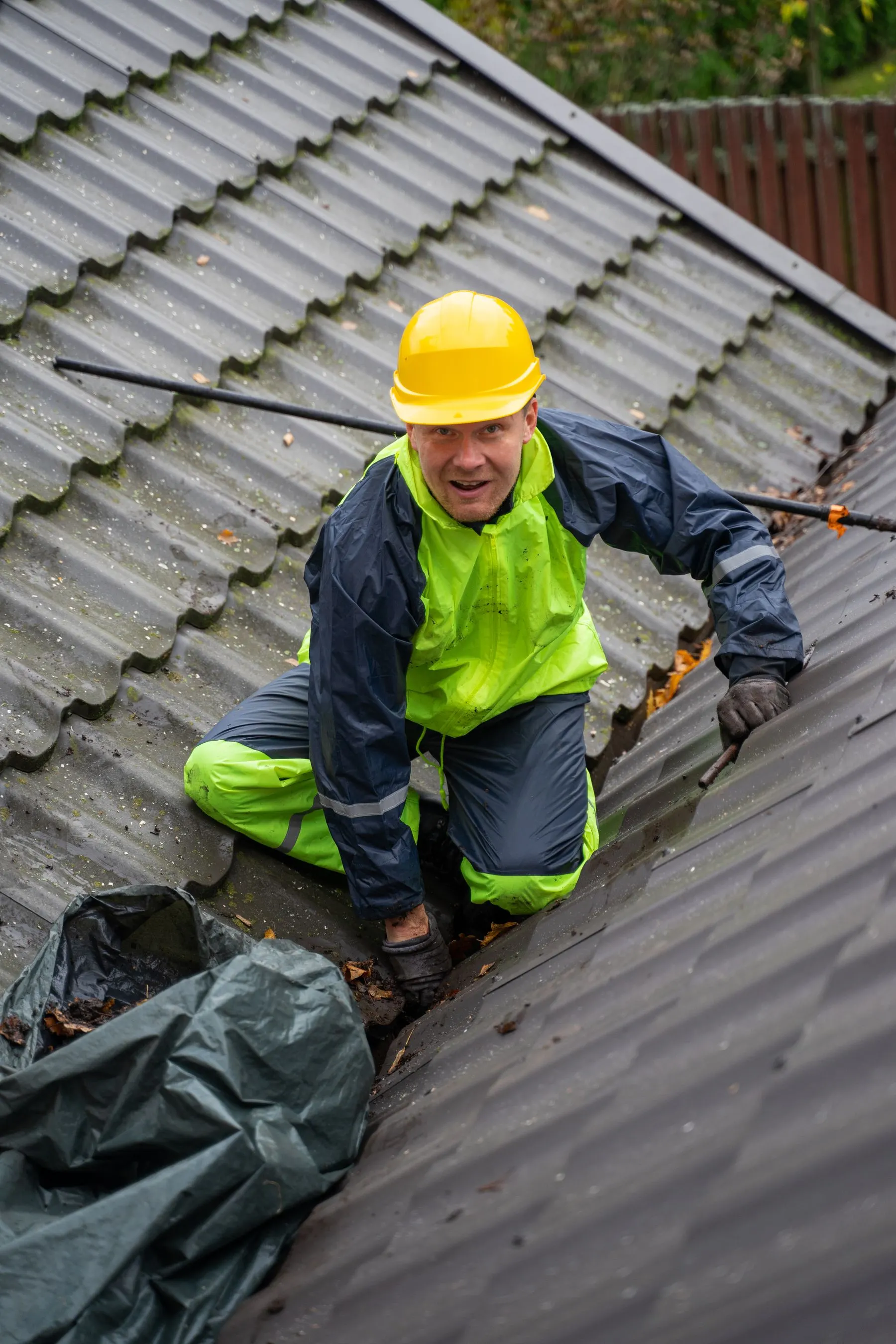 Dachdecker bei Dacharbeiten auf einem Haus